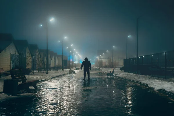 안개낀 날씨 속 도시 골목에 어두운 사람의 실루엣 안개가 자욱 한 공포와 무서운 대기 개념을 조명 — 스톡 사진