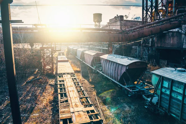 Blast ugn i metallverk eller kemisk fabrik med industriella järnvägs- och godsvagnar — Stockfoto