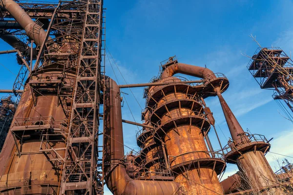 Impianto metallurgico altoforno e ciminiere. Fondo ferro industriale — Foto Stock