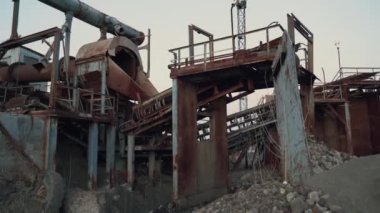 Eski terk edilmiş endüstriyel metal madencilik ekipmanları cevher ve taş ocağında inşa ediliyor.