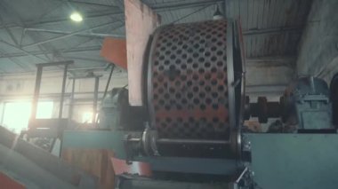 Lastik geri dönüşüm fabrikası, endüstriyel ekipmanlar ve kesilmiş araba lastikleri. Atık geri dönüşümü