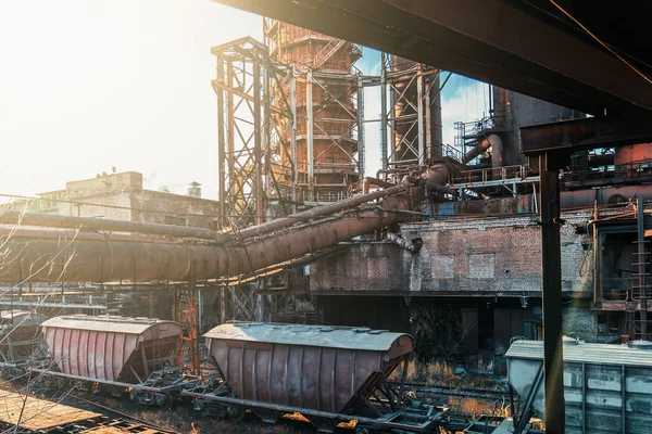 Vysoká pec hutní továrny s průmyslovými železničními a nákladními vozy — Stock fotografie