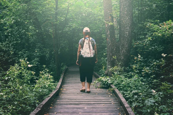Kvinna promenad på skogsstigen i naturen grön sommar eller vår skog — Stockfoto