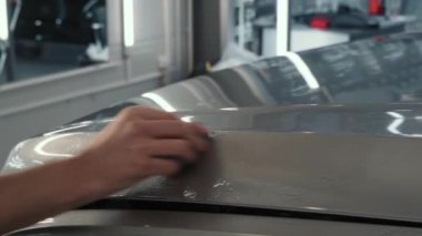 İşçi el temizliği, koruyucu katman ya da otomatik kaplama uygulamadan önce temizlik için mavi killi araba gövdesi. Araba temizleme kavramı