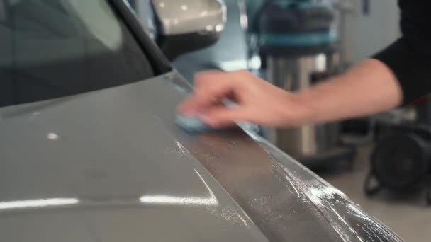 Cuerpo de coche limpio mano del trabajador con arcilla azul para la limpieza antes de aplicar capa protectora o recubrimiento a auto. Concepto de detalle del coche — Vídeo de stock