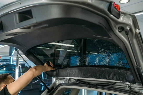 Jendela mobil menyala. Proses Pemasangan warna jendela di Car Detailing Studio Garage oleh detil profesional — Stok Foto