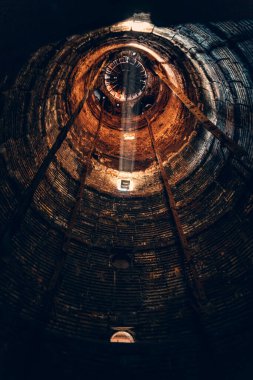 Duman yığını ya da endüstriyel soğutma kulesi, büyük eski tünel manzarası, soyut grunge arka planı, dikey görüntü