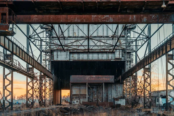 Gamla övergivna industribyggnad av metallurgi industrin glömt och väntar på rivning — Stockfoto