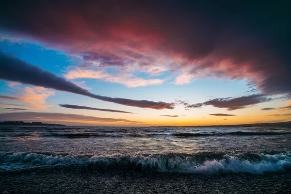 Dramatis matahari terbenam di laut. Awan indah berwarna merah dan biru di atas lautan matahari terbenam permukaan air — Stok Foto