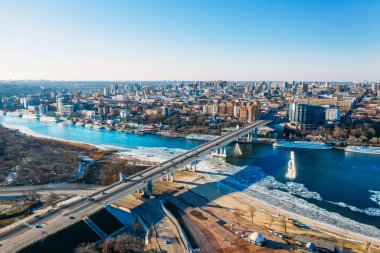Don nehri üzerindeki Voroshilovskiy Köprüsü ve Rostov Don nehri üzerindeki güzel Rus kışının panoramik manzarası üzerine