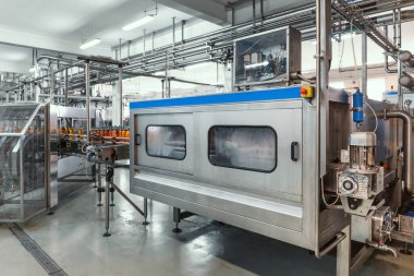 Meyve suyu fabrikası ya da fabrika üretimi ile endüstriyel iç mekan. Taşıyıcı bant, endüstri üretim hattı