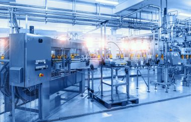 İçecek fabrikası, şişeli taşıyıcı bant, yiyecek ve içecek üretim hattı süreci