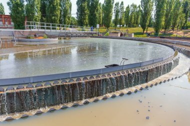 Modern atık su arıtma tesisi. Kirli suyun tortusu için yuvarlak tanklar