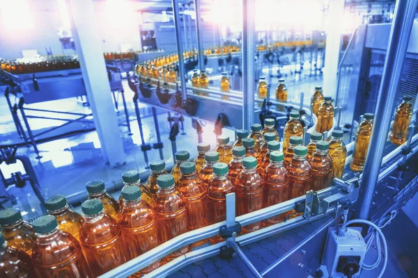 Üretim hattı, taşıma bandı, içecek fabrikasında portakal suyu.
