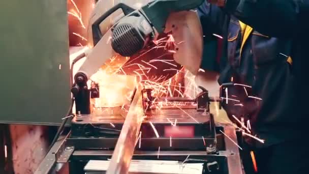 Trabajador de fábrica corta metal o acero con sierra de mitra compuesta hoja circular con chispas voladoras — Vídeo de stock