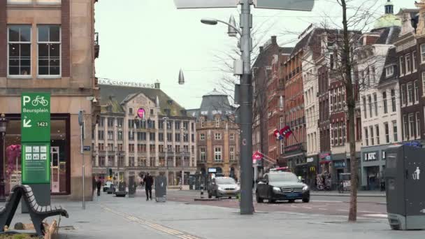 Amsterdam, Holandia - marzec 2020: Amsterdam śródmieście lub historyczne centrum Czas upływa wraz z przemieszczającymi się ludźmi — Wideo stockowe