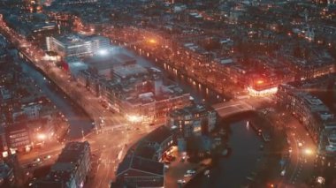 Amsterdam, Hollanda, akşamüstü yapılan insansız hava aracı uçuşu, tarihi merkezde ünlü su kanalları ve dans eden evlerle eski Avrupa şehrini aydınlattı.