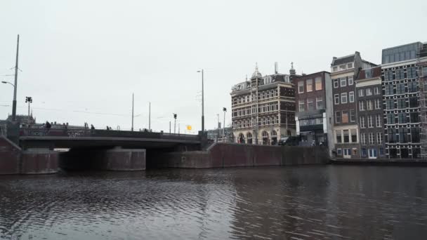 アムステルダムオランダ、旧ヨーロッパの都市の川のアムステルダムと橋 — ストック動画