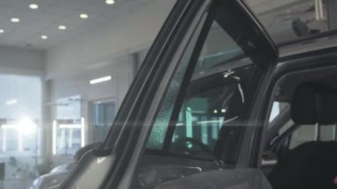 Araba camları boyalı. Kurulum penceresi tonu süreci, kapat