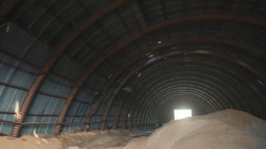 Kum deposu kemerli hangarda, sanayi deposu içeride.