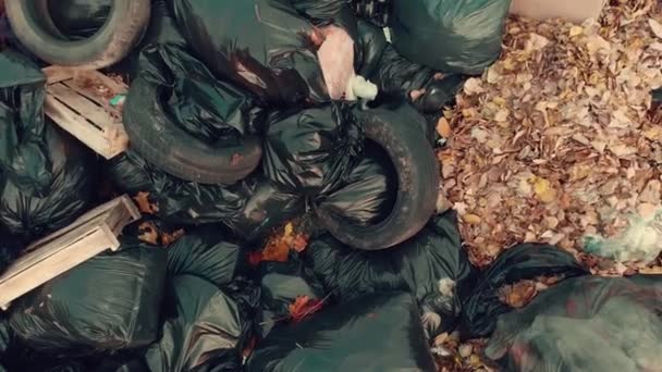 Grande pilha de sacos de lixo de plástico em ambiente urbano, vista aérea superior — Vídeo de Stock