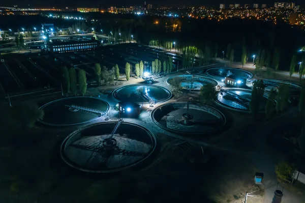 Moderna planta de tratamiento de aguas residuales, vista aérea por la noche. Tanques de aireación y depuración de aguas residuales — Foto de Stock