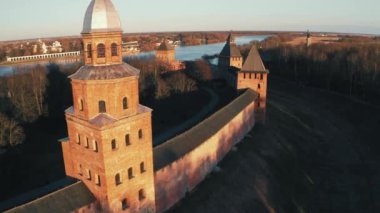 Tarihi şehir merkezi, tarihi kent simgesi ve turist mekanı Veliky Novgorod Kremlin 'in kuleleri ile kalenin duvarları boyunca insansız hava aracı üzerinde uçuş.