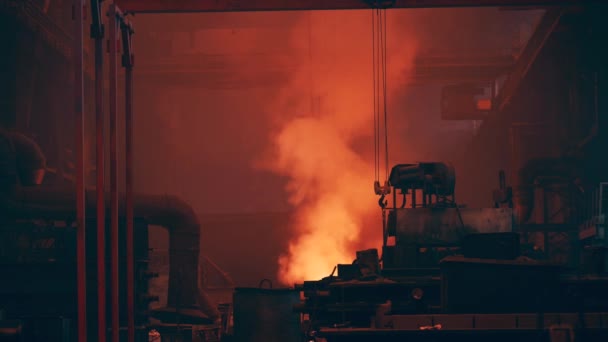 Interno di fabbrica fonderia industriale metallurgia con fumo luminoso in grande hangar — Video Stock