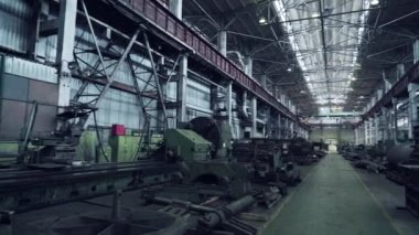 Modern endüstriyel fabrika atölyesi iç mimarisi, çelik makineli büyük hangar ve metal üretim malları