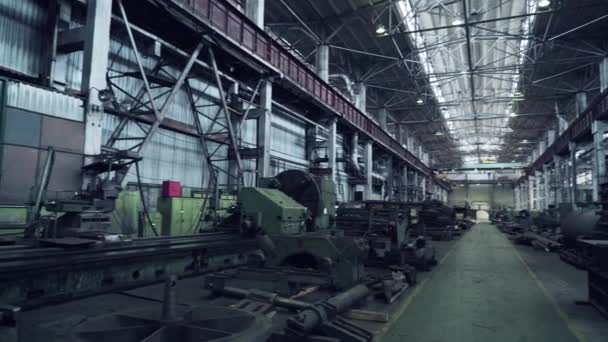 Современный промышленный цех интерьера, большой ангар со стальными машинами и изделиями производства металлоконструкций — стоковое видео