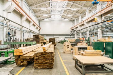 İçerideki büyük fabrika atölyesinde küf yapmak için odun yığınları var.
