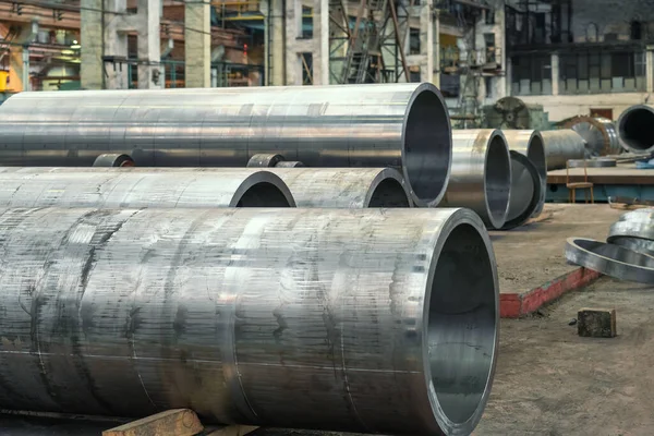 Pipa logam berdiameter besar di bengkel kerja logam di pabrik — Stok Foto