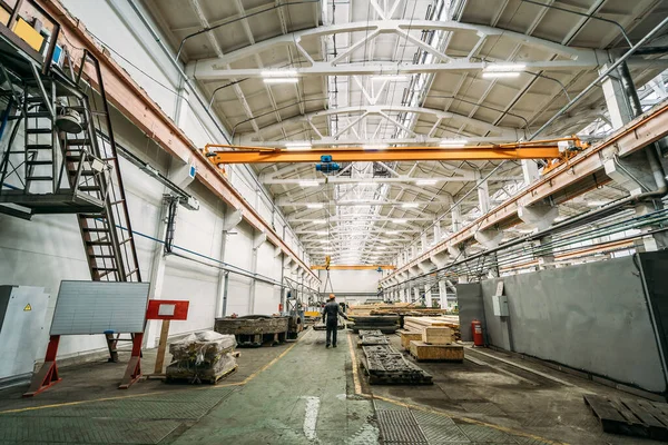 Típico taller de fábrica en el interior, producción de moldes de madera y equipos de maquinaria de acero, fondo interior industrial — Foto de Stock