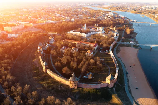 Veliky Novgorod, Kreml i historiska centrum, antika staden landmärke och turist berömd plats, antenn utsikt från drönare — Stockfoto