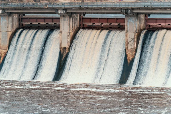 Central hidroeléctrica. Fluir água através do portão ou da comportas — Fotografia de Stock