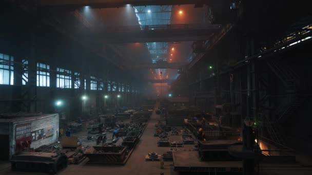 Производственный цех металлургического комбината производственный корпус внутри помещений, тяжелой промышленности, сталелитейной промышленности — стоковое видео
