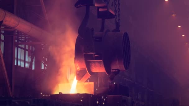 液体鉄や金属の容器から型に鋳造。ブラスト炉鋼工場 — ストック動画
