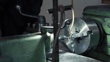 Metalürjik üretimde torna sondajı makinesi, yakın çekim. Metal üretim işlemi