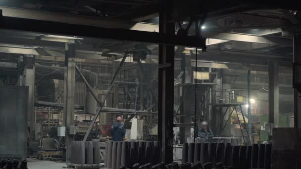 중공업 공장에서의 노동 — 비디오
