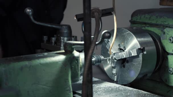 Draaibank boormachine in metallurgische productie, close-up. Metaalverwerking — Stockvideo