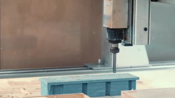 Automatische CNC-boormachine voor het maken van vormen, computergestuurde industriële uitrusting — Stockvideo