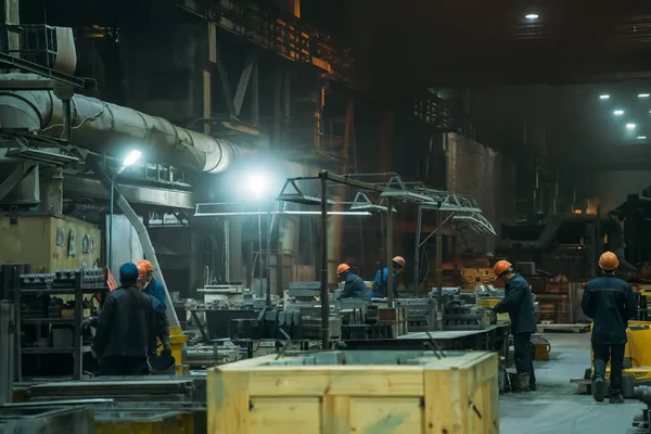 Staalfabriek met arbeiders in werkproces, industrieel interieur, grote hangar met ijzerproductie — Stockfoto