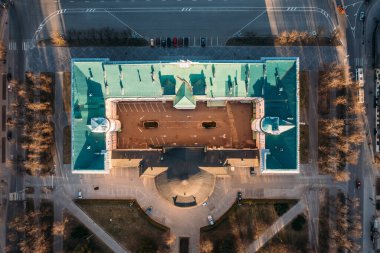 Yeşil çatılı eski bina ve şehir yolları İHA 'dan havadan görünüşlü.