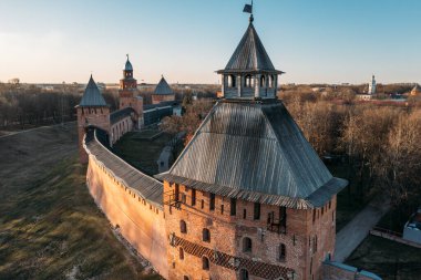 Veliky Novgorod, Kremlin tarihi merkezde, antik şehir simgesi ve turistik ünlü yer, insansız hava aracının hava manzarası