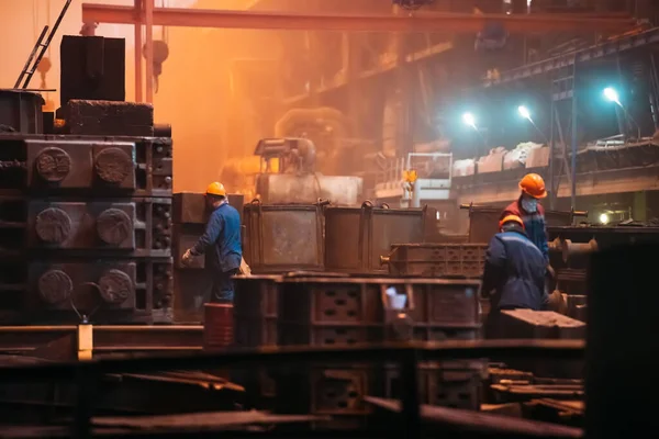 Pekerja di bengkel dengan cetakan pengecoran logam di pabrik baja metalurgi, latar belakang industri berat — Stok Foto