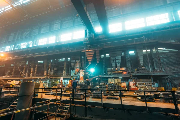Fábrica metalúrgica ou de aço, grande oficina interior com equipamentos industriais e trabalhadores, indústria pesada, ferro e siderurgia — Fotografia de Stock
