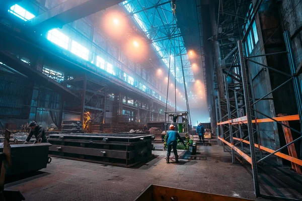 Metallurgische Anlage oder Stahlwerk, Große Werkstatt Innenraum mit Industriekränen und Arbeitern, Schwerindustrie, Eisen- und Stahlerzeugung — Stockfoto