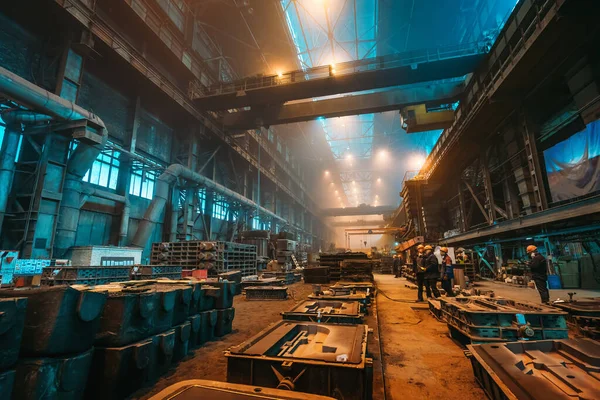 Interior da oficina da planta metalúrgica para a carcaça de ferro e o processamento de produtos metálicos, fábrica da fundição, fabricação de aço — Fotografia de Stock