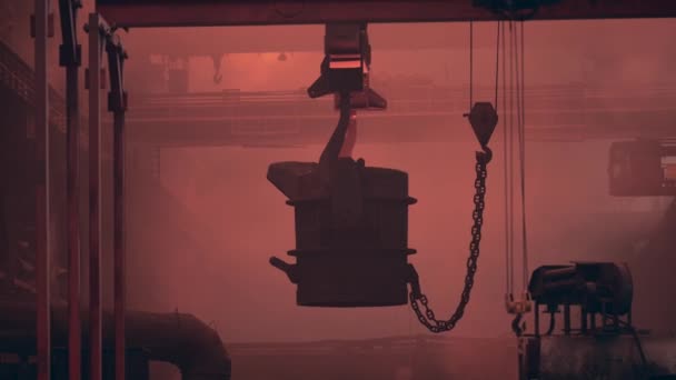 Behållare fylld med flytande järn i masugn på kran rör sig genom metallurgi gjuteri anläggning för gjutning mögel — Stockvideo