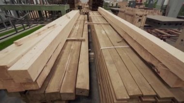 Büyük endüstriyel fabrika atölyesinin içinde küf yapmak için odun yığınları, dikey panoramik çekim